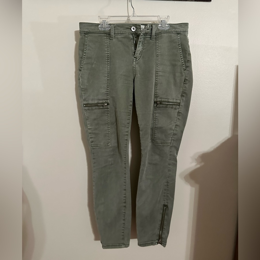 Lila Ryan size 6p green jeans with zippers.
